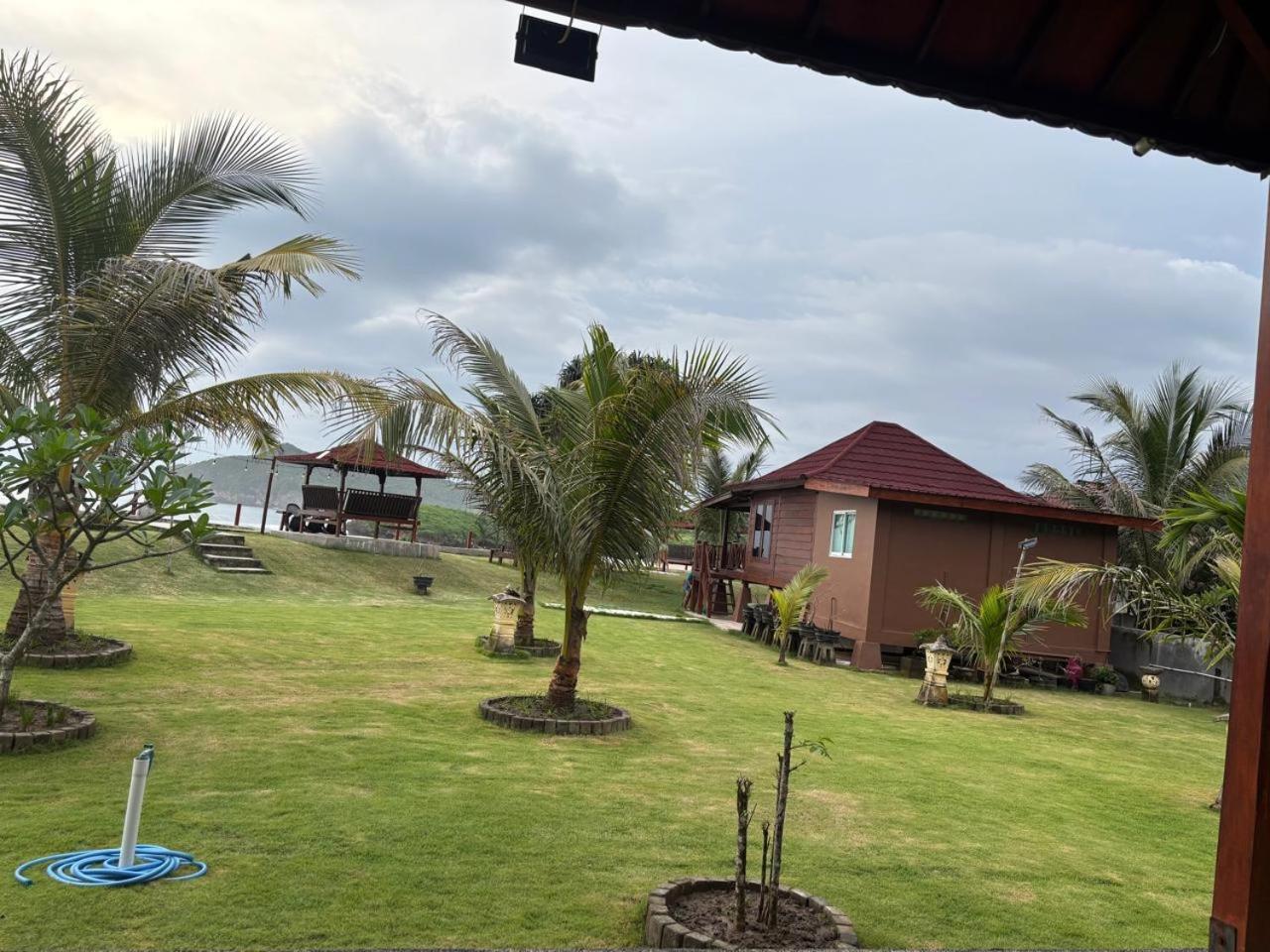 Mama Nings Beach Hotel Sekongkang Kültér fotó