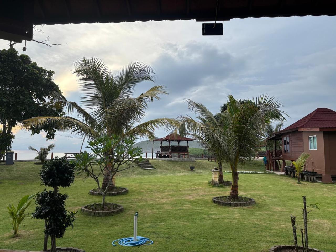 Mama Nings Beach Hotel Sekongkang Kültér fotó